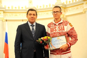 Губернатор и волейболист Красноперов.jpg